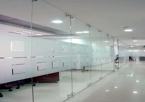 Divisiones de vidrio de seguridad para oficinas y consultorios, instaladas por BOMEL