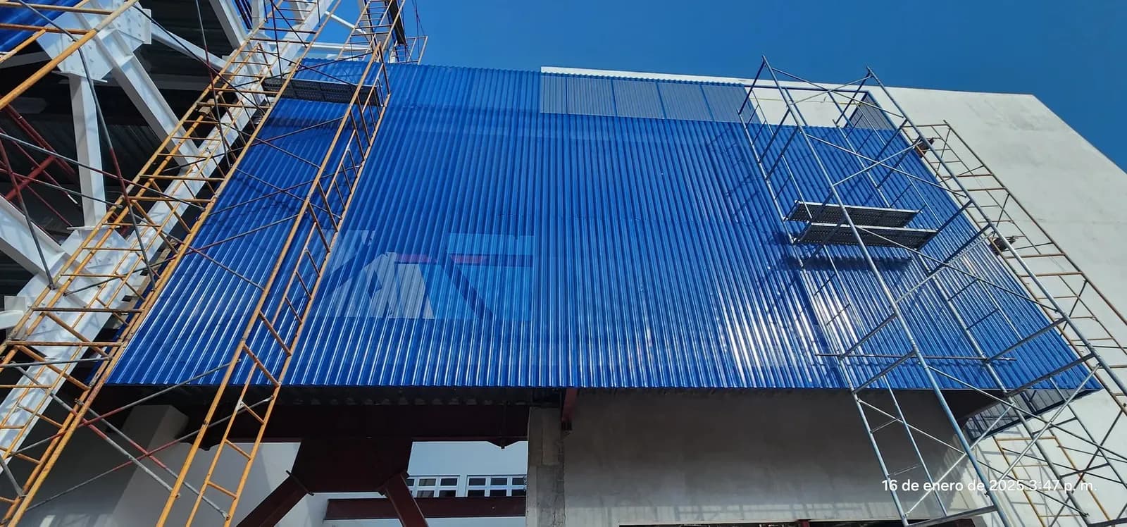 Lámina microperforada como revestimiento exterior de control solar en fachada