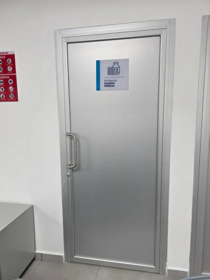 Puertas en ACM de alta resistencia para accesos de alto tráfico — BOMEL