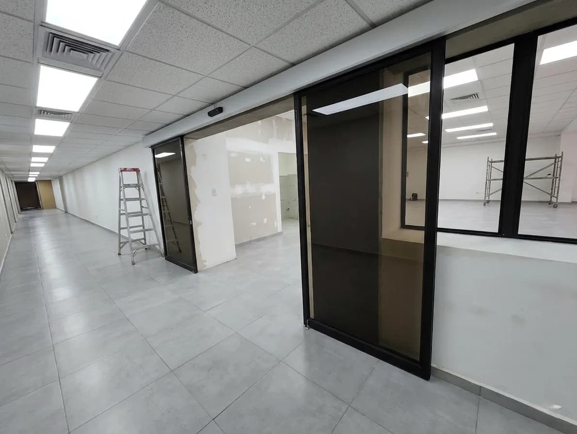 Puertas de vidrio con sistema de apertura automática por sensor, instaladas por BOMEL