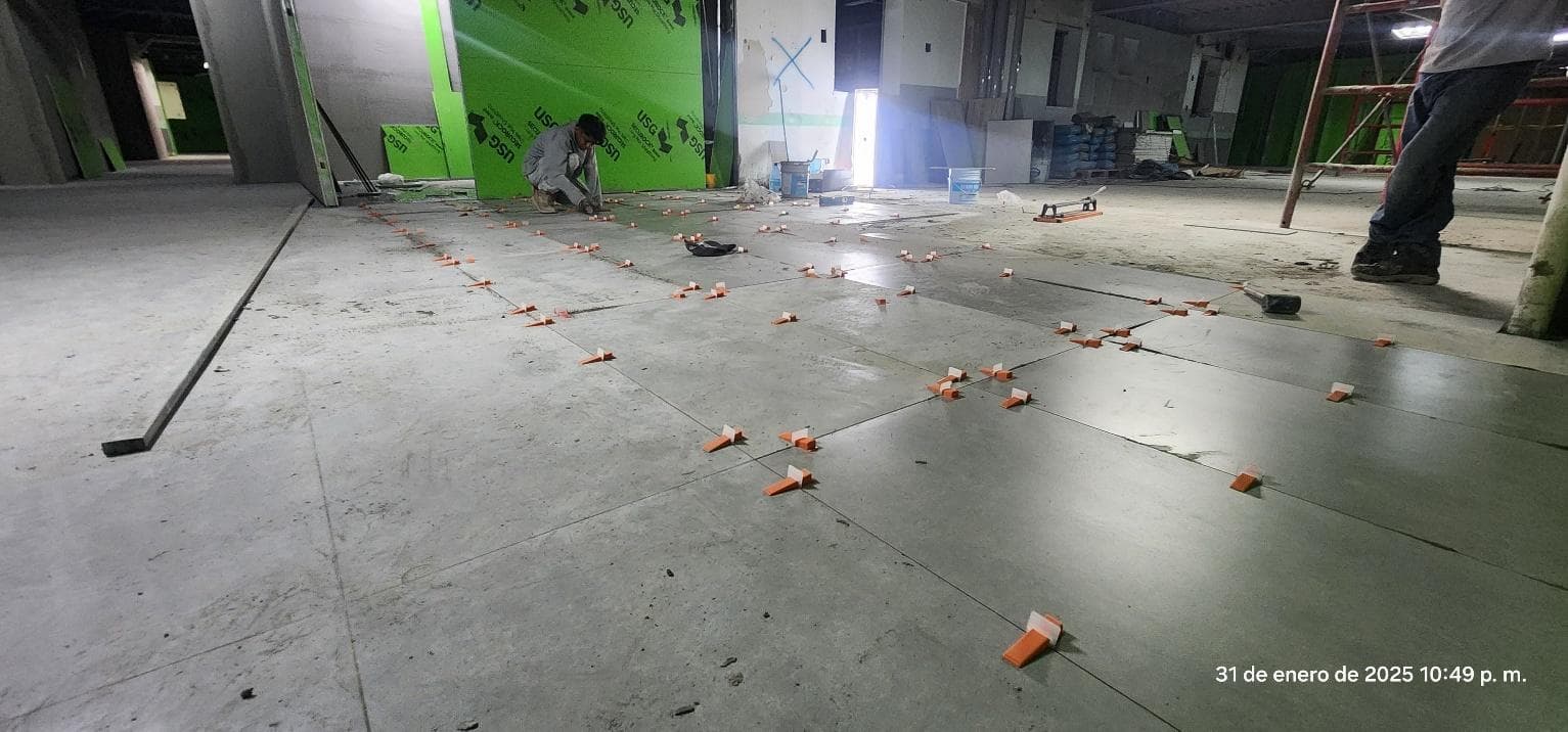 Colocación de pisos en interior del Hospital Nacional Rosales por BOMEL