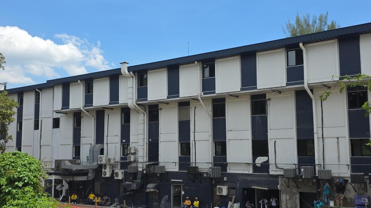 Fachada exterior renovada del Hospital Nacional Rosales — paneles ACM instalados por BOMEL