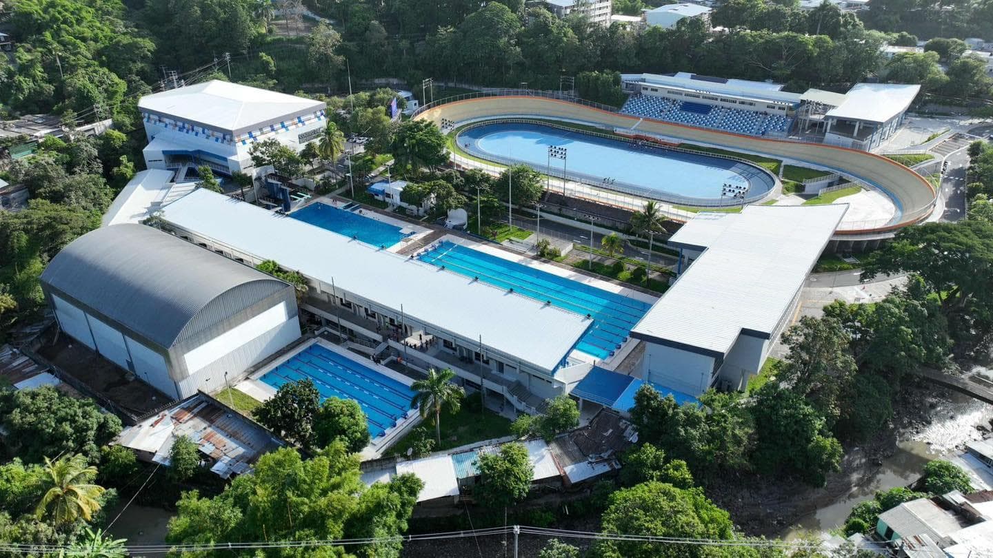 Vista aérea del complejo deportivo con piscinas olímpicas y velódromo — proyecto BOMEL